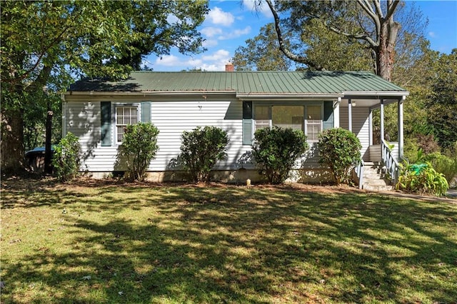 view of front of house featuring a front lawn and covered porch