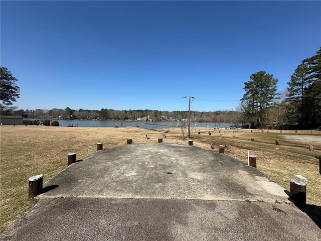 view of yard featuring a water view