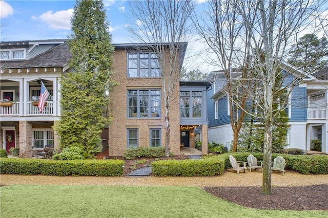 view of front facade featuring a front yard