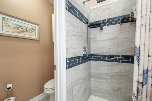 bathroom featuring a shower with shower curtain and toilet