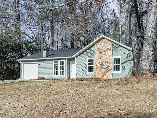 view of front of house featuring a garage and a front lawn