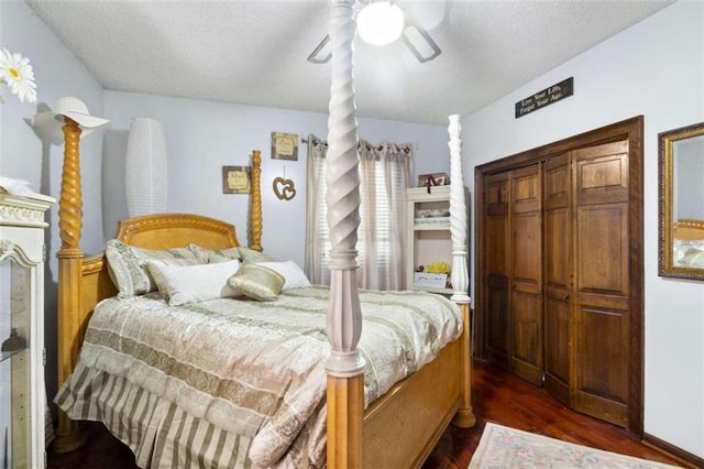 bedroom featuring a closet, ceiling fan, dark hardwood / wood-style floors, and a textured ceiling