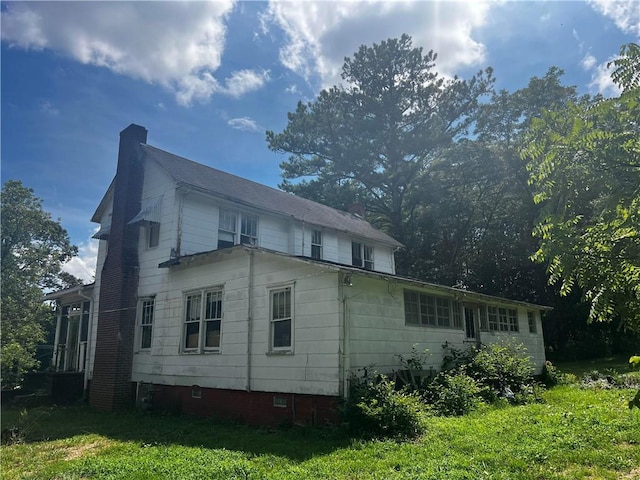 view of side of property featuring a yard