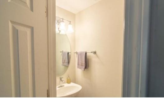 bathroom featuring sink