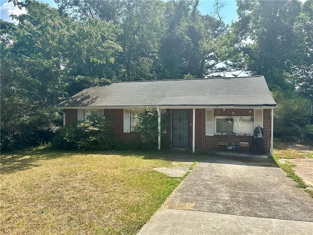 view of front of house featuring a front lawn