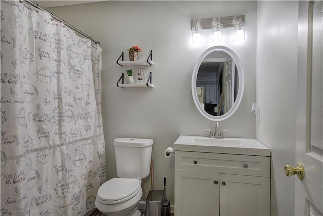 full bath with vanity, toilet, and a shower with curtain