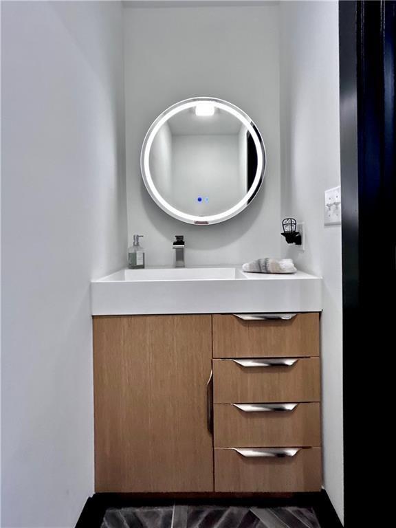 bathroom featuring a sink