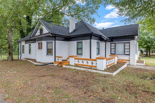 view of front of property featuring a front lawn