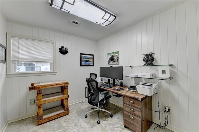 home office with visible vents and baseboards