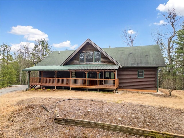 view of front facade featuring driveway and a porch