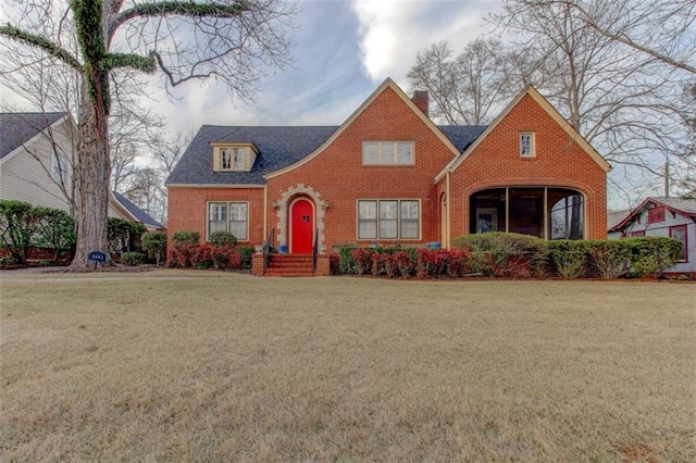 view of front of house featuring a front lawn