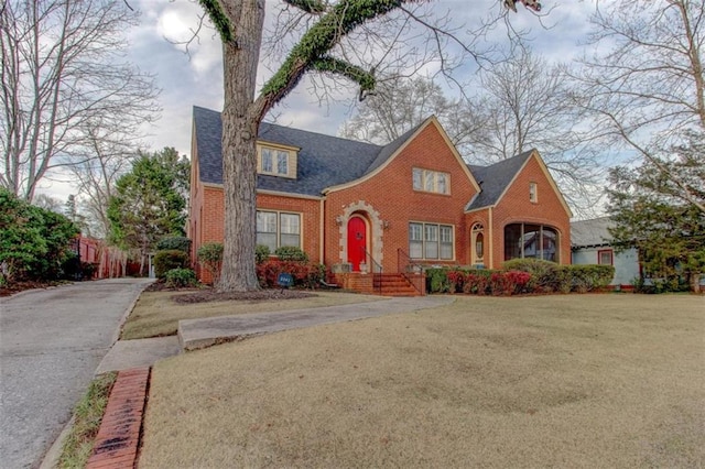 view of front of house featuring a front yard