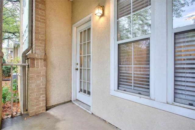 view of exterior entry with stucco siding