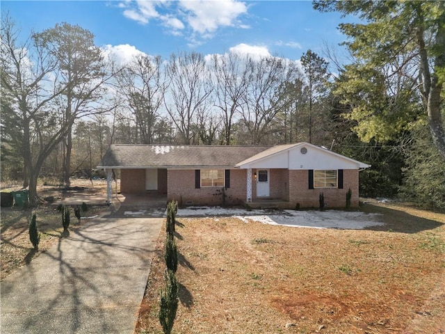 ranch-style home featuring a front lawn