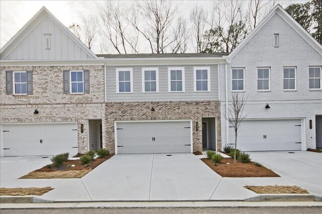 townhome / multi-family property featuring a garage