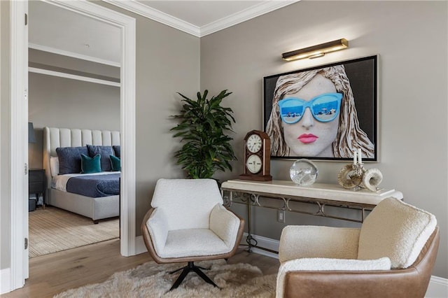 living area featuring wood finished floors, ornamental molding, and baseboards