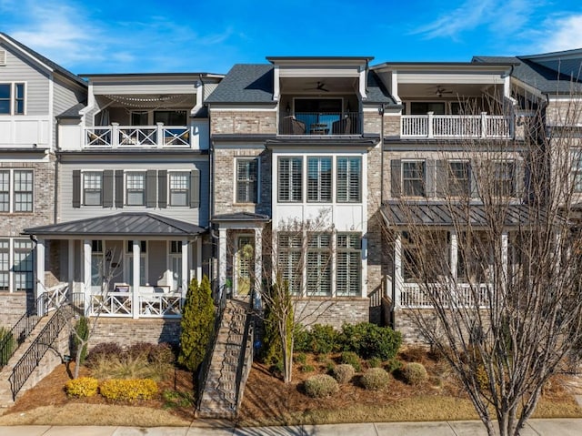 view of front facade featuring ceiling fan and a porch