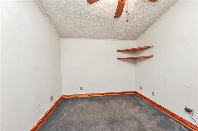 washroom with independent washer and dryer, a textured ceiling, light wood-type flooring, and ceiling fan