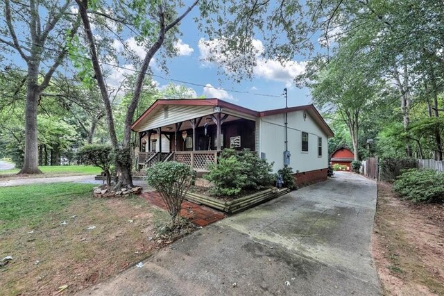 view of front of house featuring a front lawn