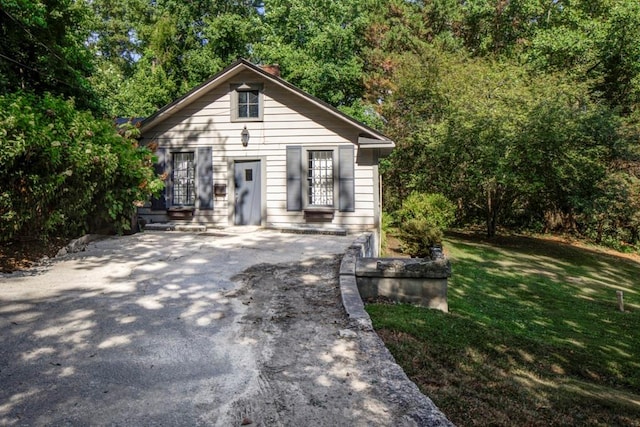 bungalow featuring a front yard