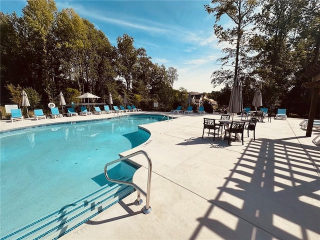 2260 Siskin Square Rd Unit 90, Duluth, GA 30096 - community pool with a patio area and fence
