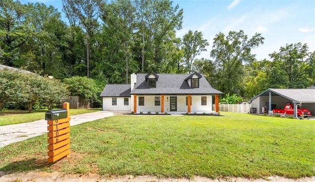 view of front of home featuring a front yard and fence