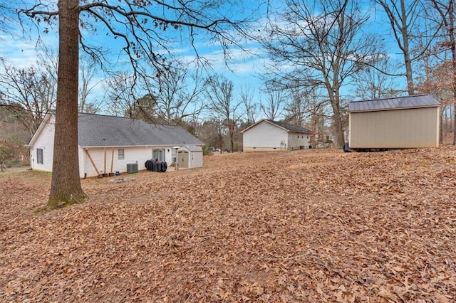 view of yard with a storage unit