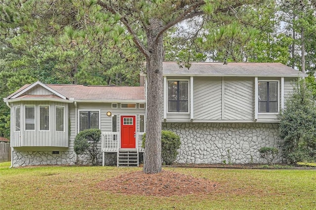 view of front of property with a front yard