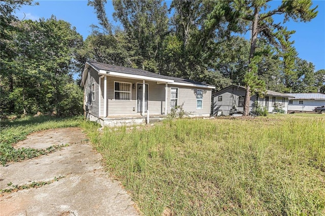 view of front of house featuring a front lawn