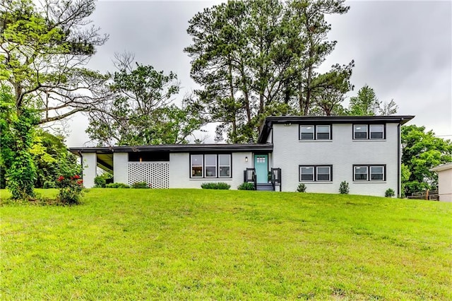view of front facade featuring a front lawn