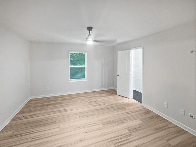 empty room featuring light hardwood / wood-style floors and ceiling fan