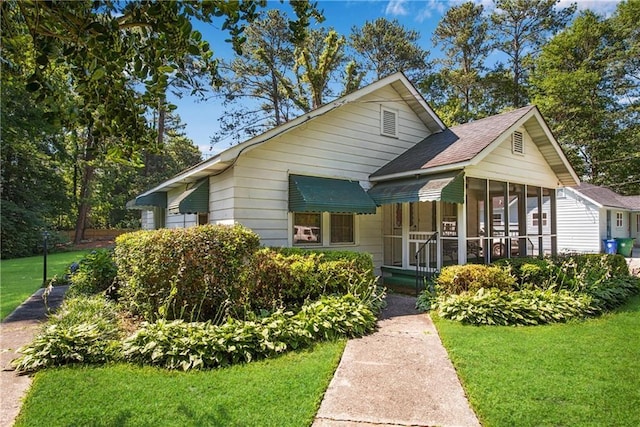 bungalow featuring a front lawn