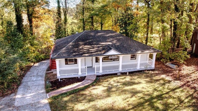 view of front of property with a front lawn and a porch