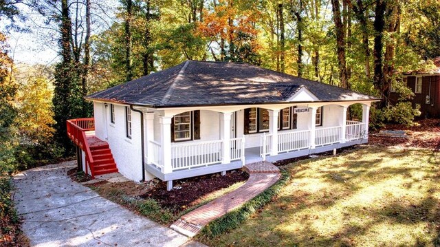 view of front of home featuring a front lawn and a porch