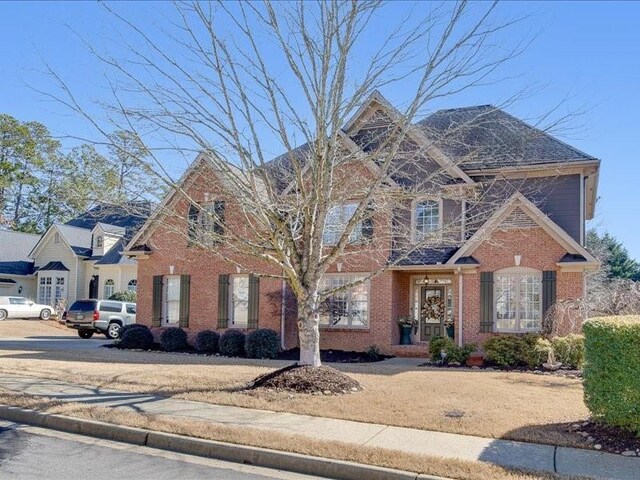 view of front of property featuring a lawn