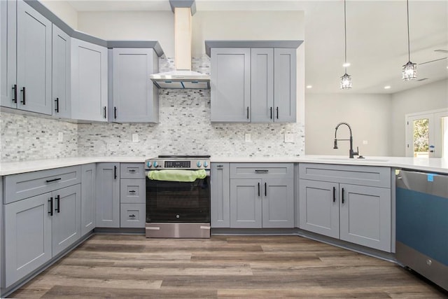 unfurnished dining area with dark wood-style floors, baseboards, a chandelier, and visible vents