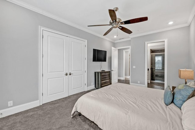 carpeted bedroom featuring baseboards, ornamental molding, connected bathroom, recessed lighting, and a ceiling fan