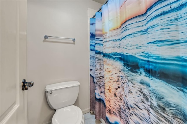 3855 Greenside Ct, Dacula, GA 30019 - full bath featuring toilet, baseboards, a shower with shower curtain, and tile patterned floors