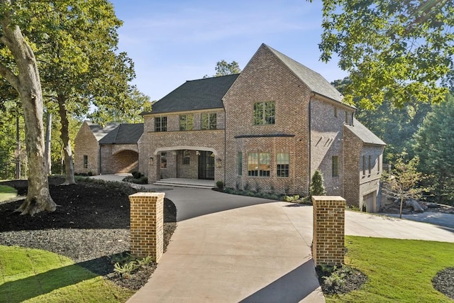 view of front facade featuring a garage and a front yard