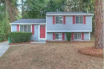 split level home featuring a front yard