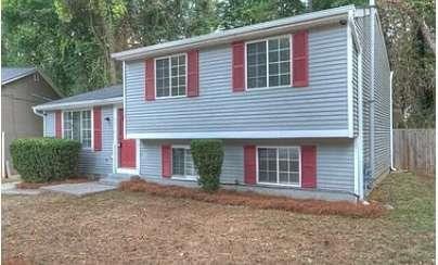 split level home featuring a front lawn