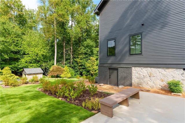 view of yard featuring a patio area