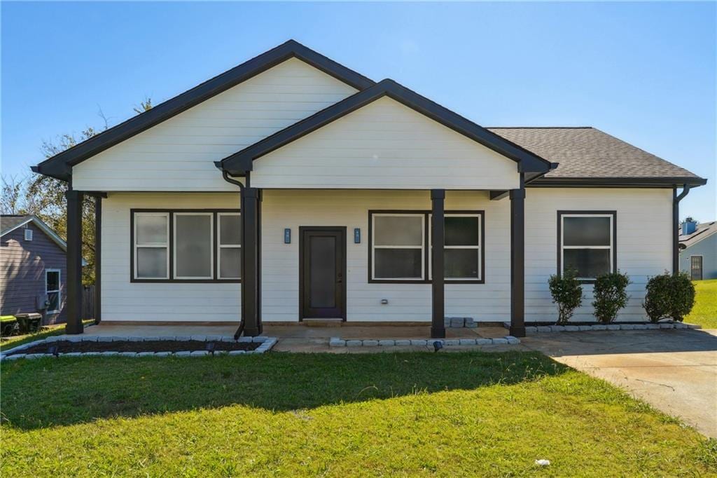 view of front facade featuring a front lawn