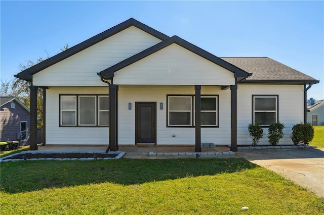 view of front facade featuring a front lawn