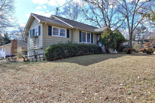 view of front of property featuring a front yard