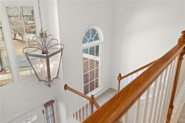 room details featuring a notable chandelier