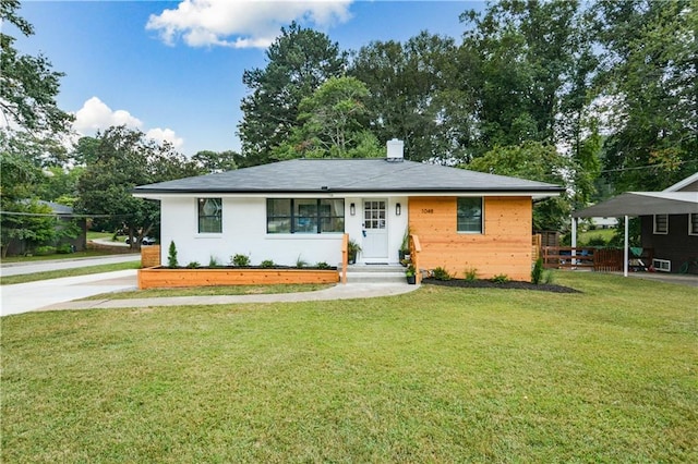 view of front facade featuring a front lawn