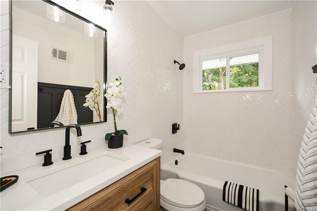 full bathroom featuring vanity, toilet, shower / bathtub combination with curtain, and tasteful backsplash