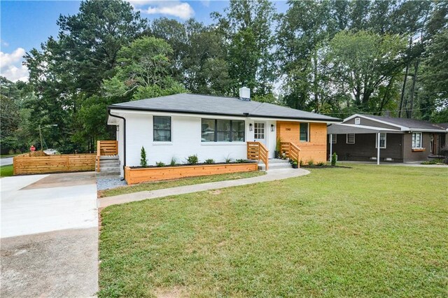 ranch-style house featuring a front yard