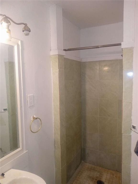 1105 Oak Knoll Ter, Atlanta, GA 30315 - bathroom with tiled shower
